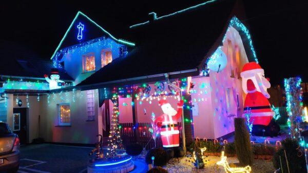 światełka, światełka na domu, dowm w światełkach, światełka świątecze, dom ozdobiony światełkami. świąteczna dekoracja,