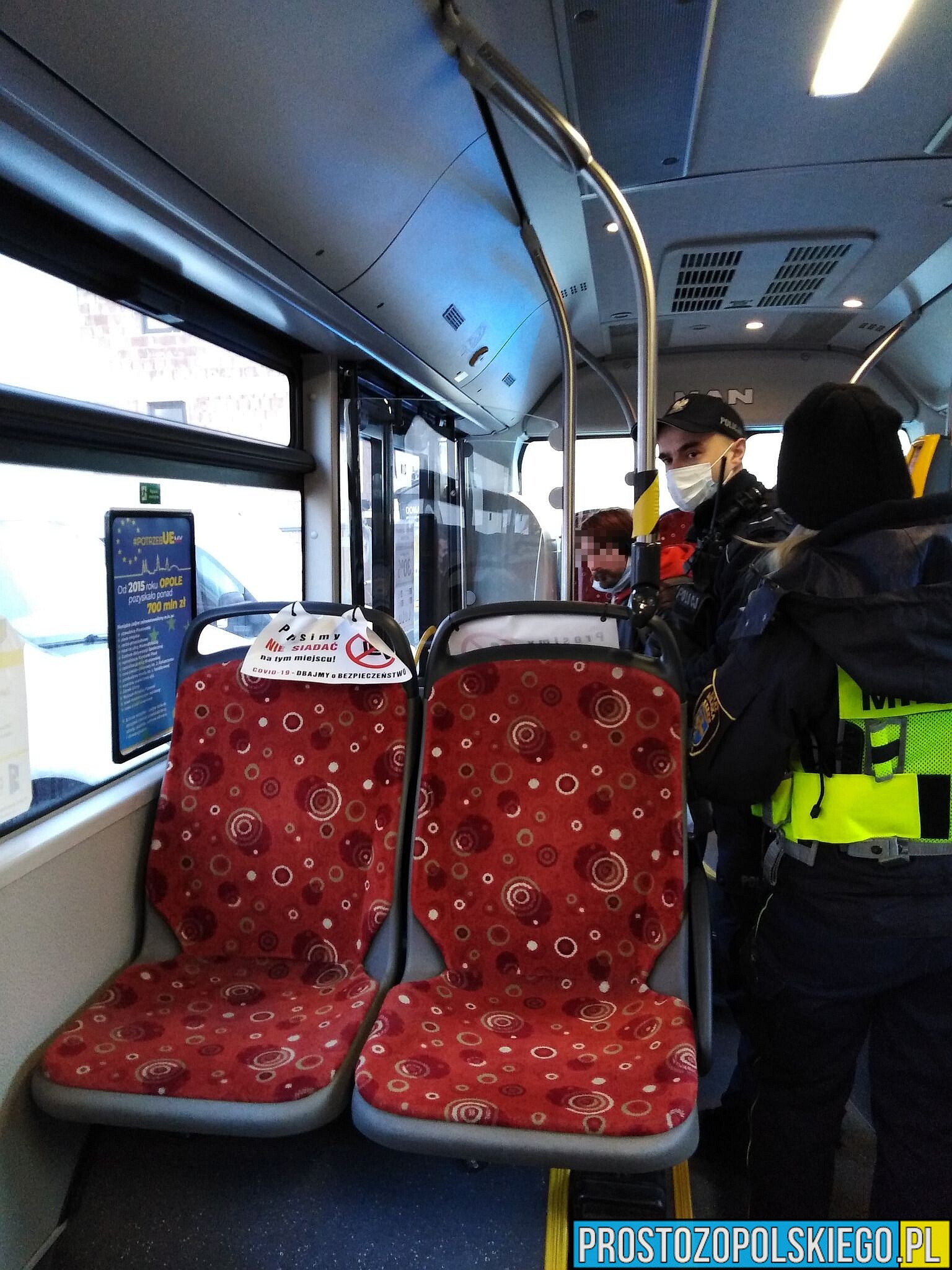 agresywny pasażer, agresywny w autobusie, bójka w autobusie mzk, zatrzymany w autobusie, agresywny w 18, pasażer kopał w drzwi, pazażer zaatakował kobietę, mzk Opole,