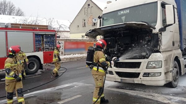 Pożar ciężarówki, pożar auta ciężarowego, pożar tira, pożar ciągnika siodłowego, Pożar ciężarówki w centrum Krapkowic. Kierowcy zatrzymali się autami i udostępniali własne gaśnice.(Zdjęcia)