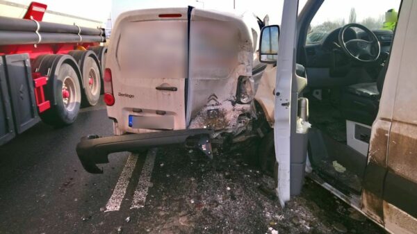 Wypadek na obwodnicy Opola. Zderzenie busa z dostwaczakiem.
