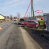 Zderzenie trzech samochodów w Przełęku. Mazda uderzyła w słup i wjechała w ogrodzenie.(Zdjęcia)