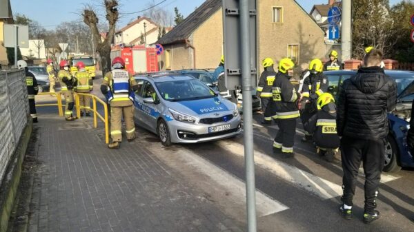 Zderzeni dwóch osobówek w Praszce. Jedna osoba została poszkodowana.(Zdjęcia)
