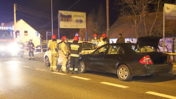 Zderzenie dwóch aut na dk 45 w miejscowości Źlinice. Jedna osoba została poszkodowana.(Zdjęcia)