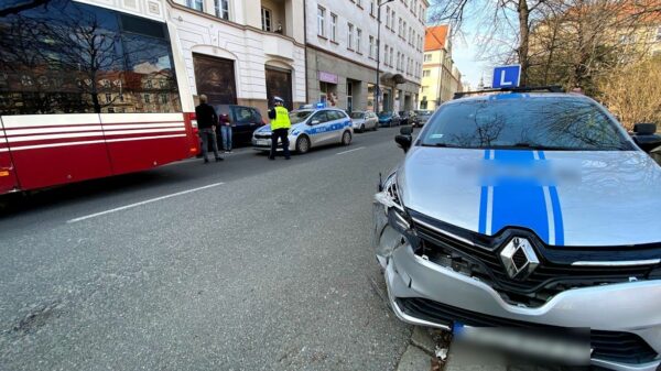 Zderzanie samochodu nauki jazdy z autobusem MZK w centrum Opola. Instruktor ukracamy mandatem karnym.(Zdjęcia)