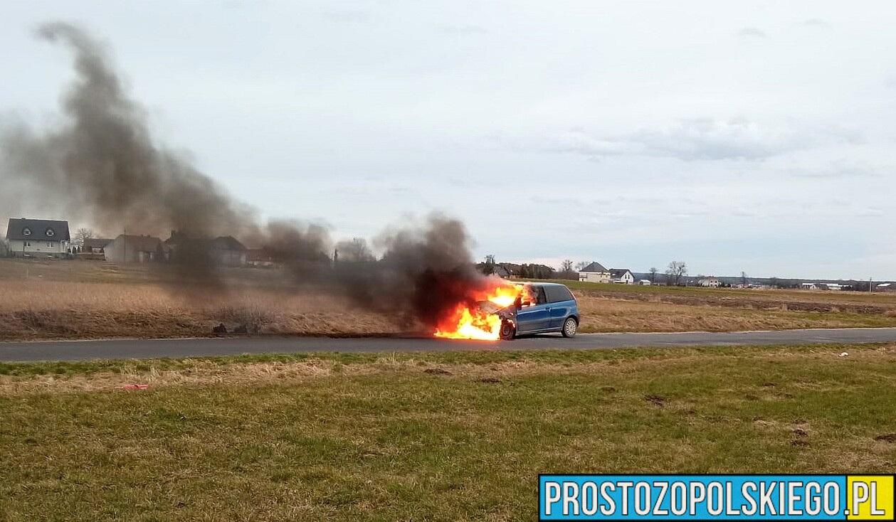 Pożar samochodu w czasie jazdy w miejscowości Nakło.(Zdjęcia & Wideo)