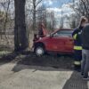 20-latka wjechał fiatem w drzewo. Z obrażeniami została zabrana do szpitala w Namysłowie.(Zdjęcia)