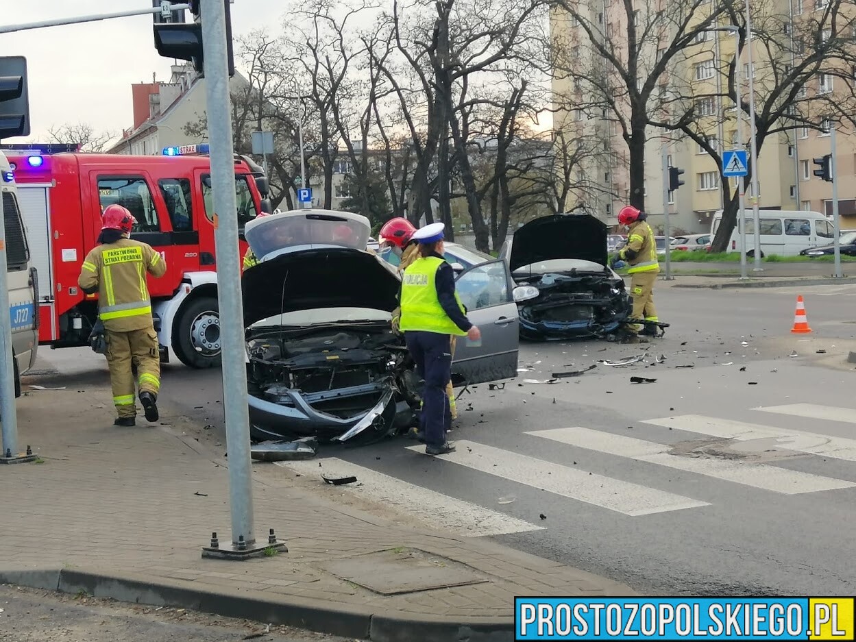Zderzenie czołowe na skrzyżowaniu w centrum Opola.(Zdjęcia)