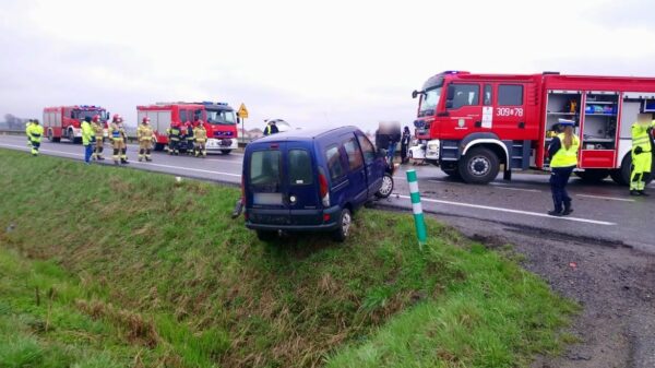 Wypadek busa i osobówki na obwodnicy Opola (Wrzoski)