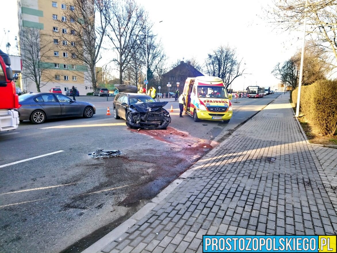 Wypadek na ul. Niemodlińskiej w Opolu. Zderzenie dwóch aut.(Zdjęcia)