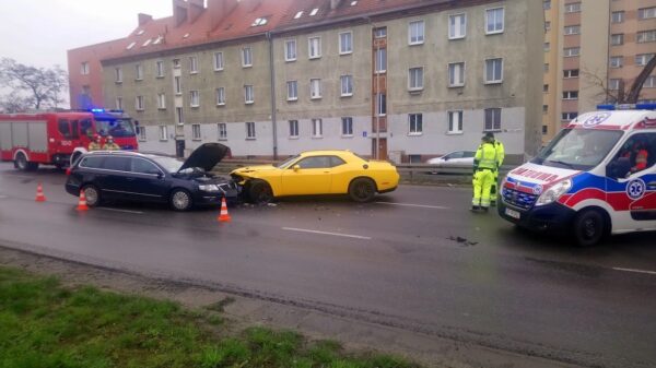 Zderzenie dwóch aut na ul. Nysy Łużyckiej w Opolu. Jedna osoba została zabrana do szpitala.