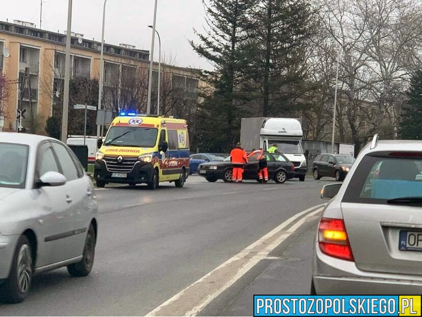 Obywatel Czech kierujący busem doprowadził w Opolu do zderzenia z audi. (Zdjęcia)