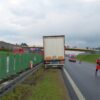 Kierujący ciężarówką obywatel Ukrainy zasłabł i uderzył w barierki energochłonne na autostradzie A4.Na miejscu lądował LPR Ratownik23.(Zdjęcia)