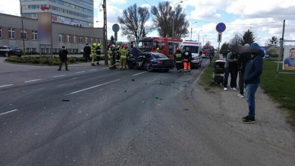 Zderzenie opla z ciężarówką w Praszce. Jedna osoba została poszkodowana.(Zdjęcia)