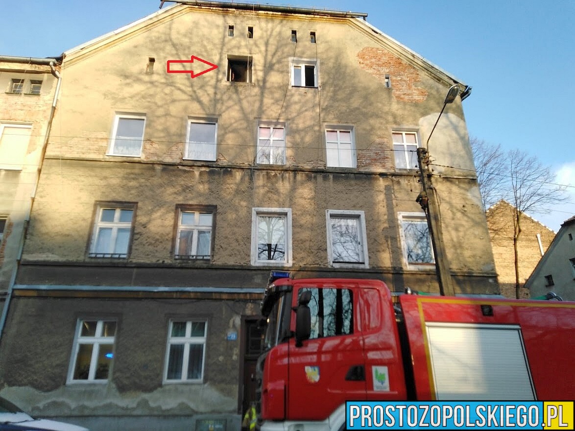 Pożar mieszkania w kamienicy w Prudniku. Jedna osoba została ranna.(Zdjęcia)