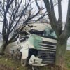 Wypadek na DK 94 pod Strzelcami Opolskimi. Ciężarówka z naczepą przewożąca cement uderzyła w drzewo.