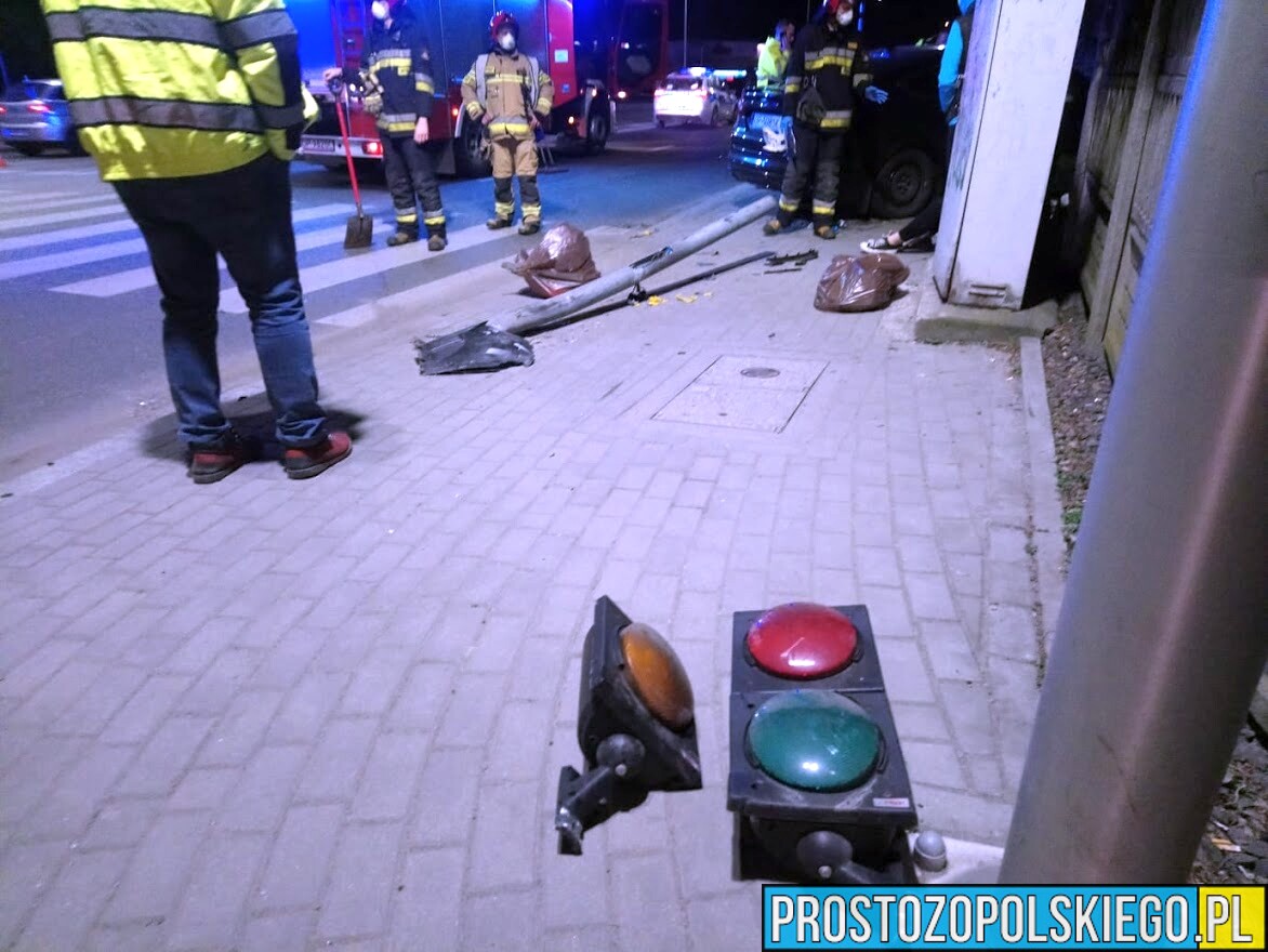 Wypadek na skrzyżowaniu Niemodlińska Wojska Polskiego w Opolu. Ford wjechał sygnalizator i ogrodzenie.