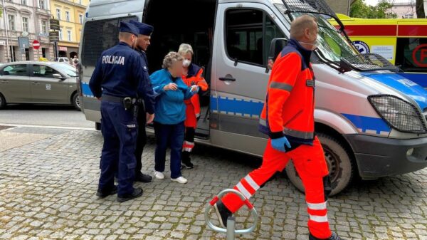 Upadek seniorki na pasach. Pierwszej pomocy udzielili policjanci z SPPP w Opolu.