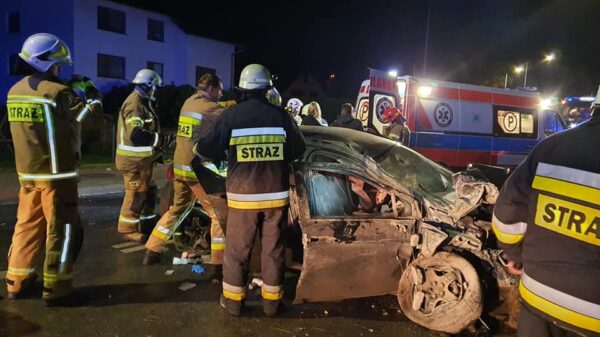 Zderzenie dwóch aut w Komornie. Dwie osoby ranne.(Zdjęcia)