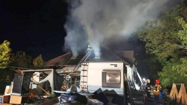 Pożar poddasza w domku w Prudniku. Z ogniem walczyło 16 jednostek straży (Zdjęcia)