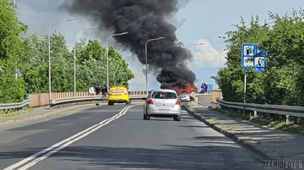 Doszczętnie spalił się mercedes na wiadukcie w Opolu.(Zdjęcia &Wideo)