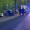 Kierujący 18-latek stracił panowanie na autem i uderzył w drzewo.(Zdjęcia)