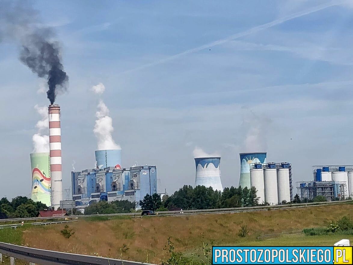 Czarny dym z komina w Elektrowni Opole.