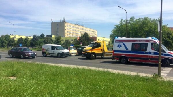 Zderzenie trzech samochodów na skrzyżowaniu Alei Witosa i Alei Solidarności w Opolu. Dziecko zostało zabrane do szpitala.
