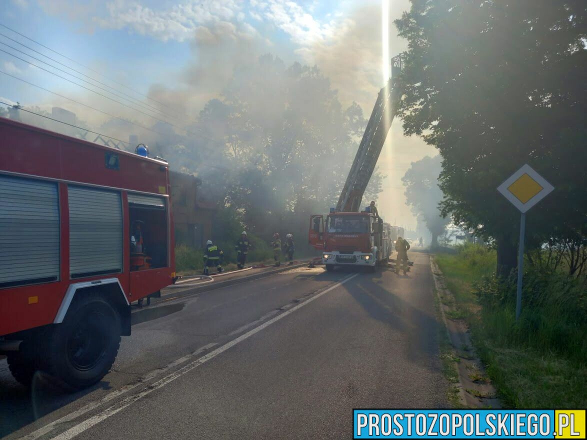Pożar domu w Popielowie. Z pożarem walczy 7 jednostek straży z JRG i OSP.(Zdjęcia)