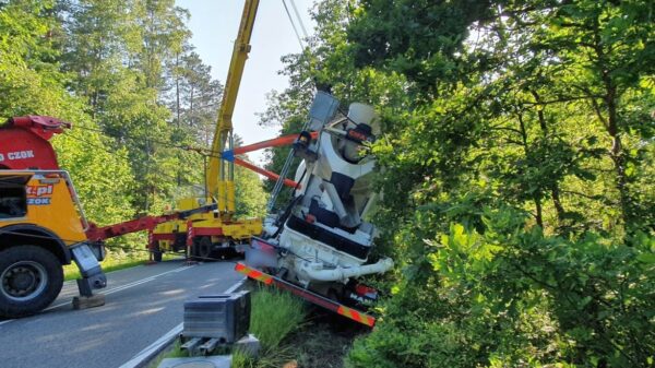 Ciężarówka przewożąca beton wjechała do rowu. Z pomocą przyjechała pomoc drogowa z Kępy.