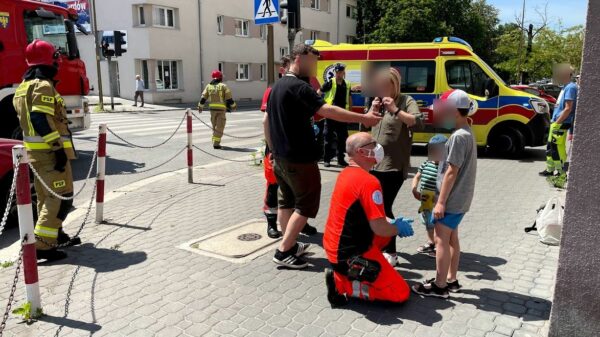 Zderzenie dwóch samochodów na skrzyżowaniu w Opolu. Autem jechała kobieta z dwóją dzieci.(Zdjęcia)