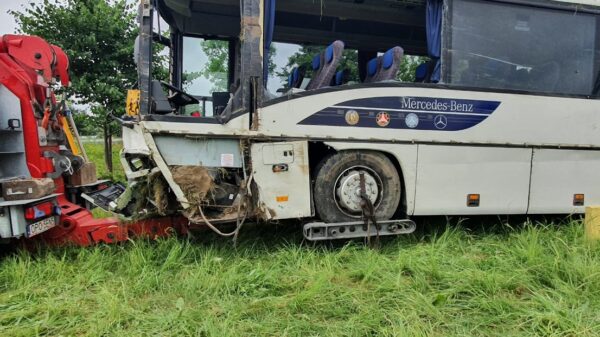 Wypadek autobusu z dziećmi w Jełowej. Są osoby ranne na miejscu lądował LPR.(Wideo)