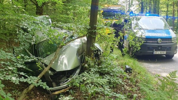 24-latek z duża prędkością autem wjechał w drzewo. Mężczyzna został zabrany do szpitala.(Zdjecia&Wideo)