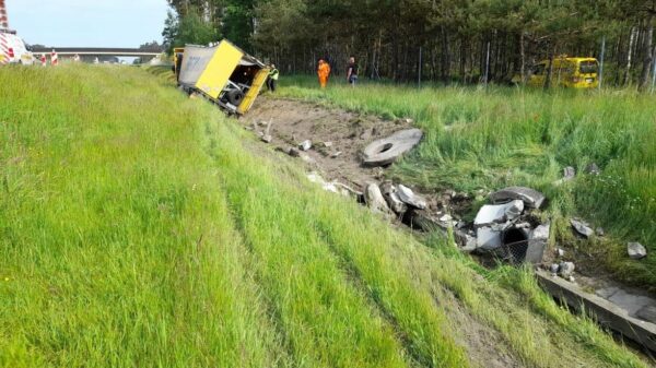 Ciężarówka z ładunkiem tarcz hamulcowych wjechała do rowu na autostradzie A4.