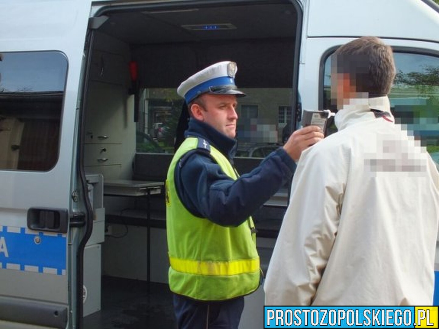 64-latni kierowca ciężarówki został zatrzymany przez policjantów na dk11.Badanie wykazało ponad 2 promile.