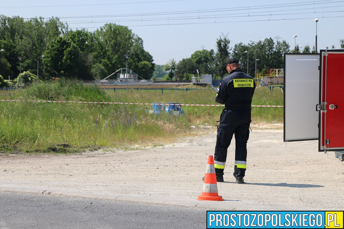 Podejrzane beczki z nieznaną zawartością pod elektrownią Opole, interweniowała grupa chemiczna z Opola.