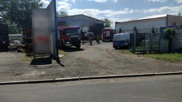 Auto przygniotło rękę pracownikowi na terenie jednego zakładów na ul. Błonie w Brzegu.