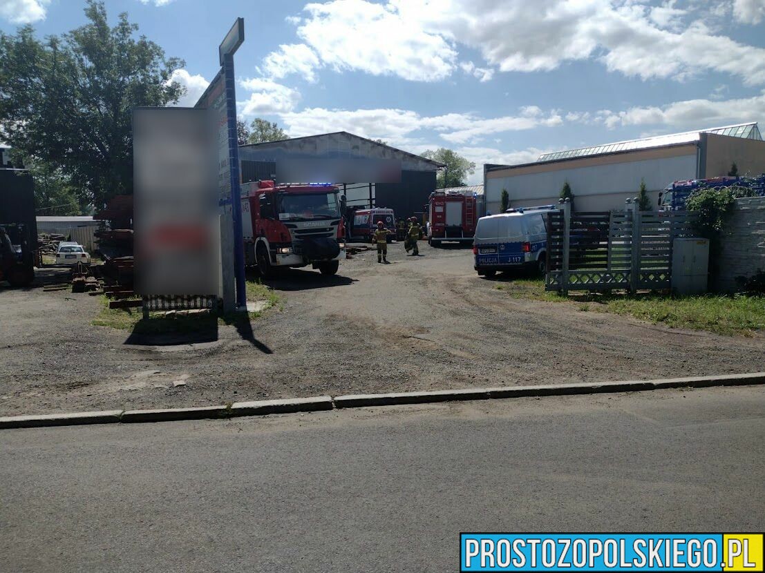 Auto przygniotło rękę pracownikowi na terenie jednego zakładów na ul. Błonie w Brzegu.