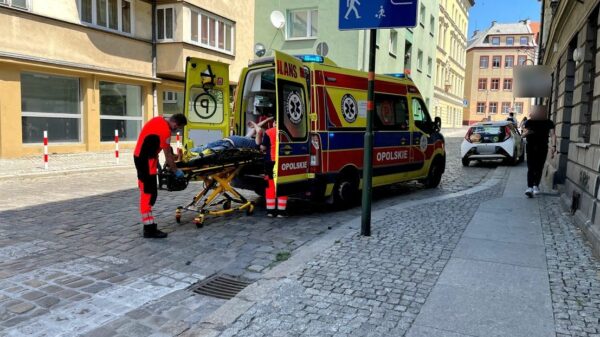 Dostawca jedzenia potrącił mężczyznę na pasach w centrum Opola.(Zdjęcia)