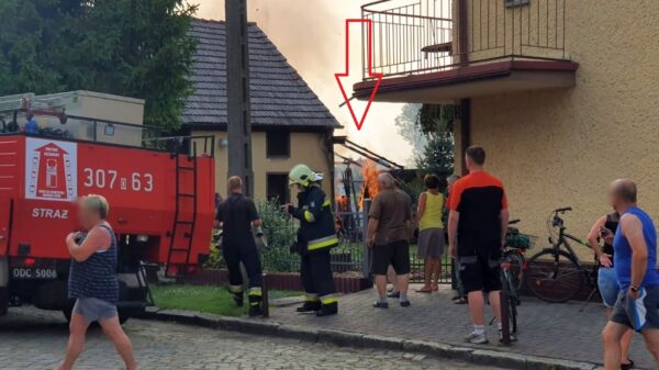 Pożar szopy w Ligocie Turawskiej. Do 74-latki zostało wezwane pogotowie ratunkowe.(Zdjęcia)