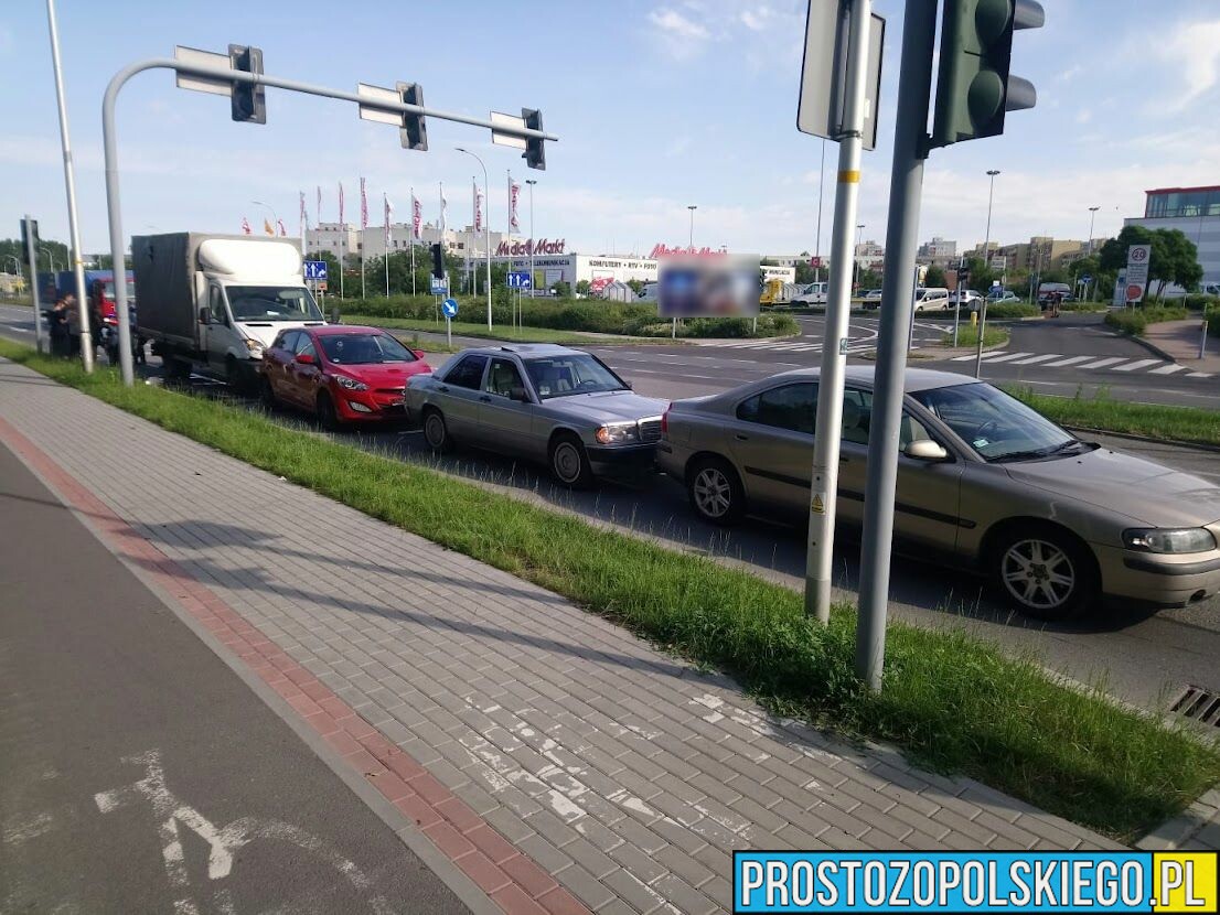 Zderzenie 4 aut na ul. Sosnkowskiego w Opolu. Jednym z uczestników kolizji to pijana kobieta.