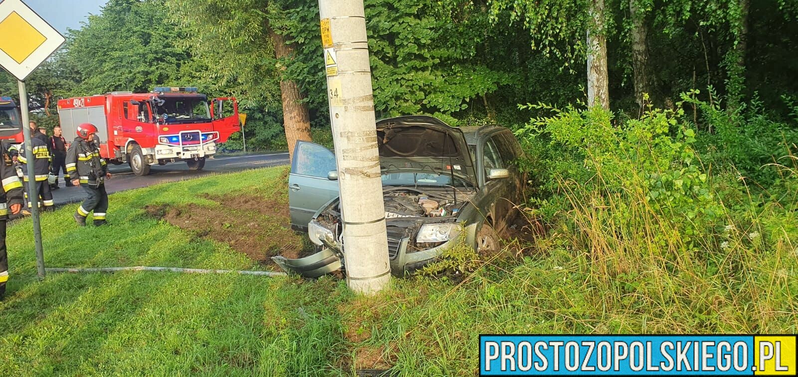 Kierujący volkswagenem Passatem stracił panowanie nad autem i uderzył w słup. (Zdjęcia)