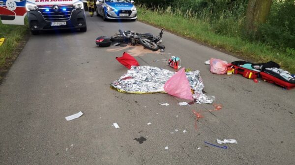 Zderzenie motocyklisty z osobówką. LPR zabrał w stanie ciężkim 46-latka do szpitala w Opolu.(Zdjęcia)