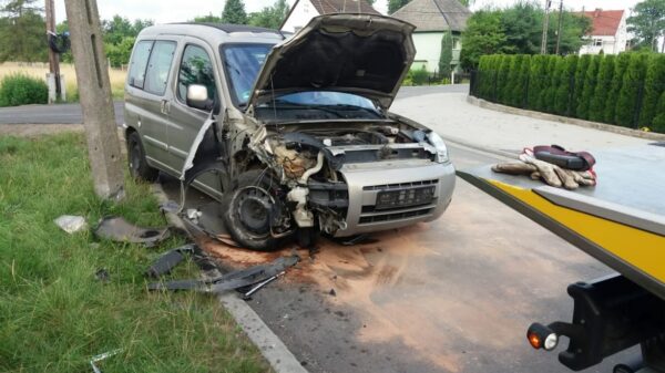 Kierujący citroenem wjechał w słup, odkręcił tablice rejestracyjne i się oddalił. Policja poszukuje właściciela auta.(Zdjęcia)