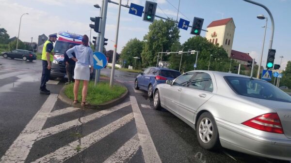 Zderzenie dwóch aut na skrzyżowaniu ulic Partyzancka a Wrocławska w Opolu.(Zdjęcia)