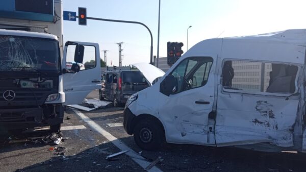 Wypadek na obwodnicy Dobrodzienia. Zderzenie ciężarówki z dwoma busami .(Zdjęcia)