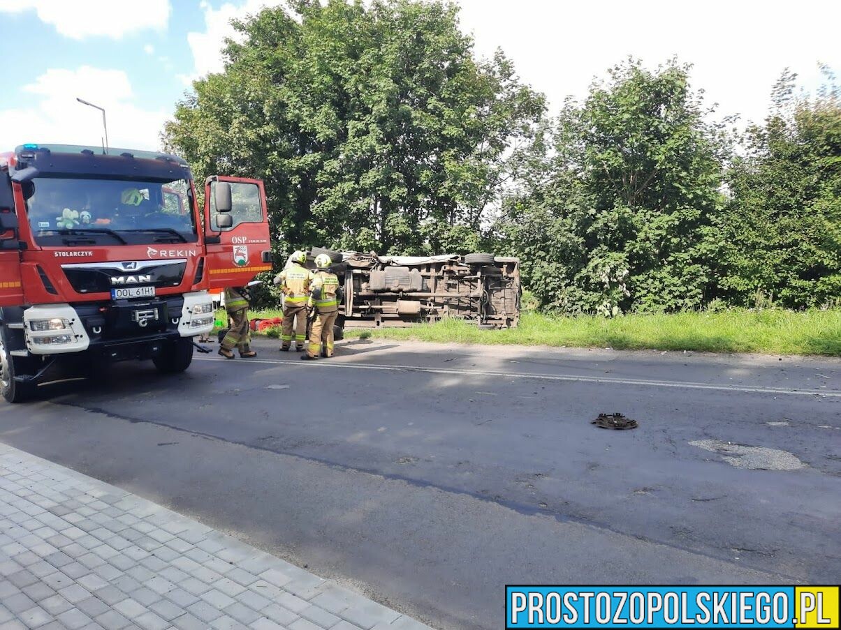 Zderzenie osobówki z busem ,który wywrócił się na bok w Gorzowie Śląskim w powiecie oleskim.