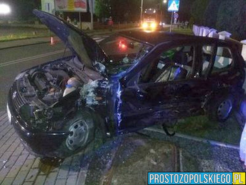 Zderzenie dwóch aut w Kolonowskim. Jedna osoba została zabrana do szpitala.(Zdjęcia)