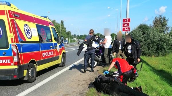 Motocyklista wpadł w dziurę i wywrócił się na obwodnicy Opola. Z obrażeniami ciała został zabrany karetką do szpitala.(Wideo)