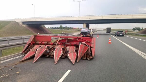 Przystawka do kukurydzy spadł z lawety na autostradzie A4.(Zdjęcia)