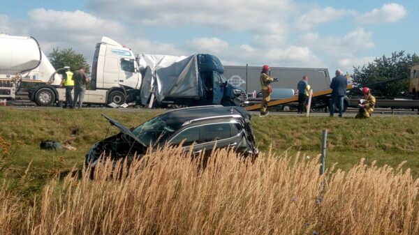 Policjanci wyjaśniają okoliczności wypadku drogowego na autostradzie A4.